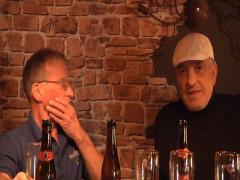 2 vieux baisent une jeune barman blonde