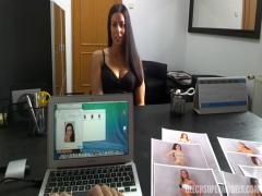 Elle se laisse baiser pour obtenir un job