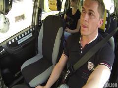 Partie de baise dans un taxi
