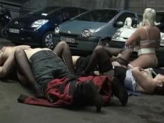Deux amatrices françaises mature se font baiser dans un parking